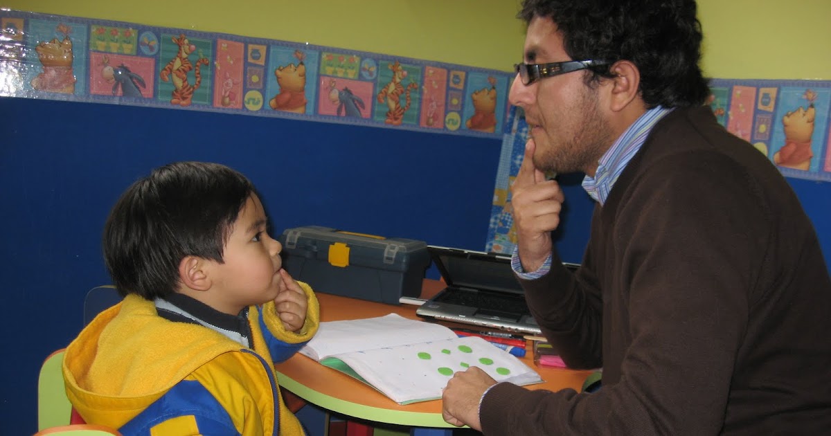 Niño interactuando con un adulto